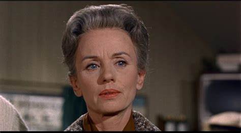 <p><span>Who plays Lydia Brenner, Mitch's mom, in </span><em>The Birds</em><span> (1963)?</span></p>