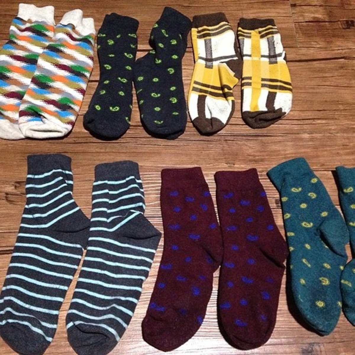 <p>đôi (giày, tất, gang) >< 쌍 đôi (khuyên tai)<br>양말 세 결레를 샀어요<br>(Tôi đã mua 3 đôi tất)</p>