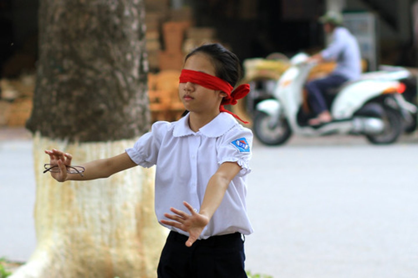 <p>завязать глаза</p>