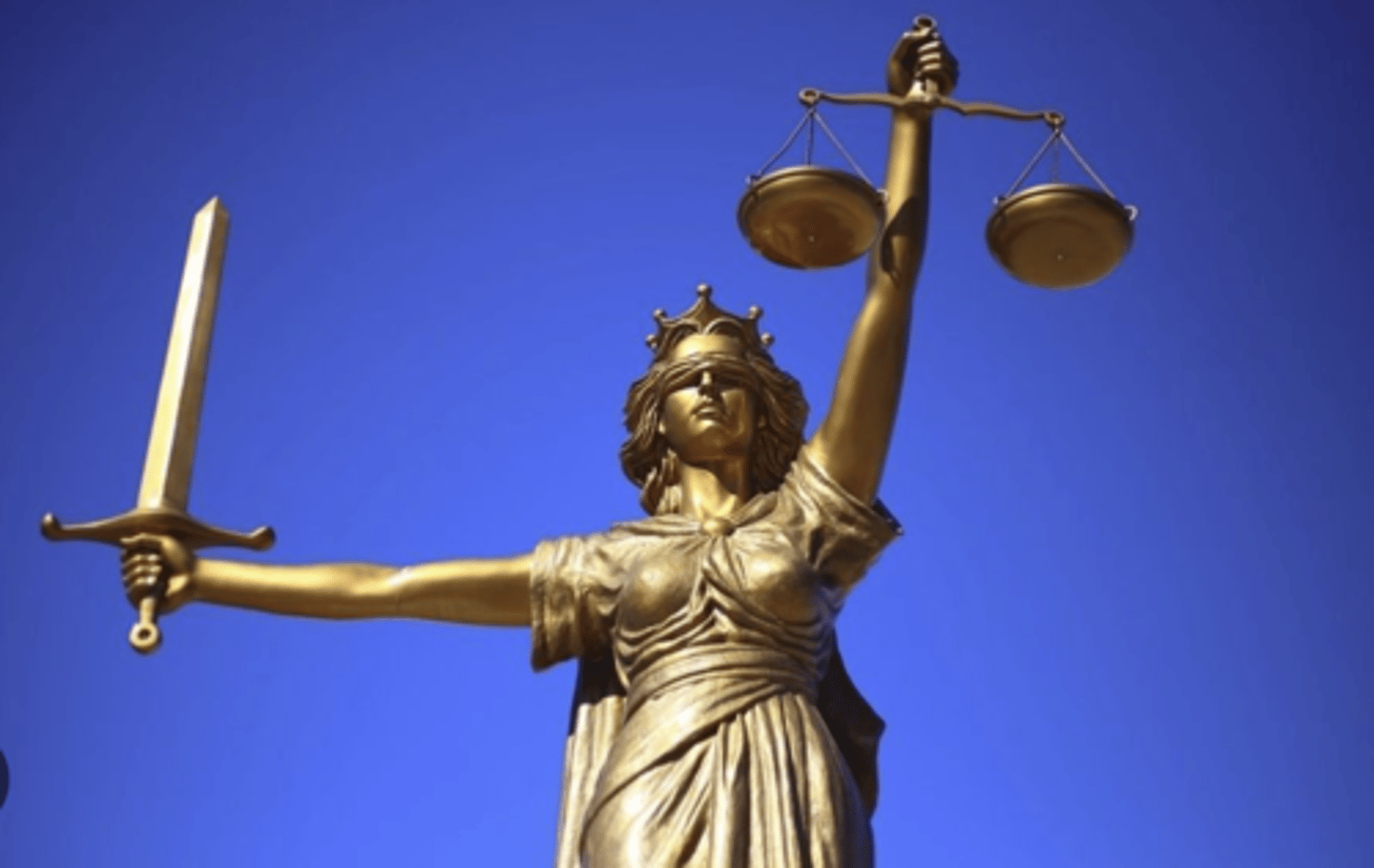 <p>- blinddoek: het gaat niet over de persoon zijn uiterlijke kenmerken maar de feitelijke kenmerken (onpartijdig, geen vooroordeel)</p><p>- weegschaal: iedereen moet gelijk worden behandelt, er moet naar iedereen worden geluisterd, alle voor en alle tegen</p><p>- zwaard: op het einde moet ze een beslissing nemen van de zaak</p>