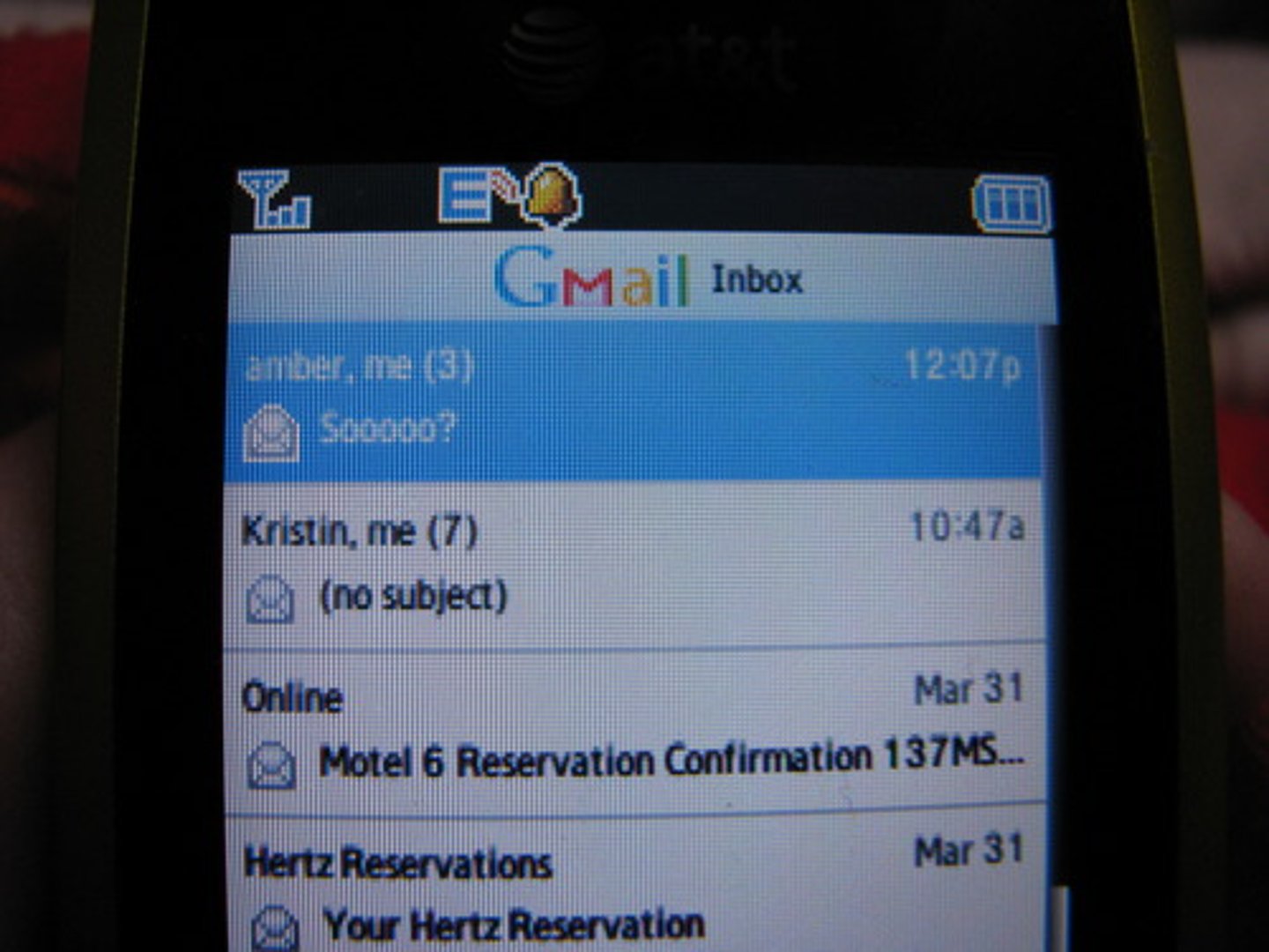 <p>check one's email (chá yǒujiàn)</p>