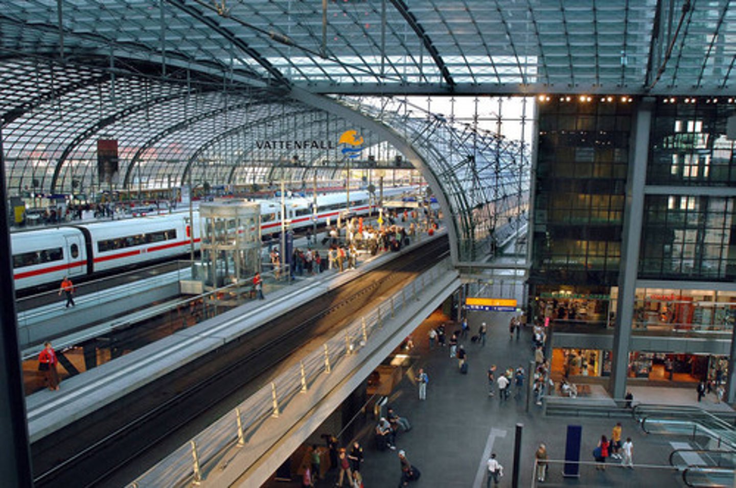 <p>der Besuch der Claire Zachanassian am Bahnhof und ihr tödliches Angebot der Stadt Güllen</p>