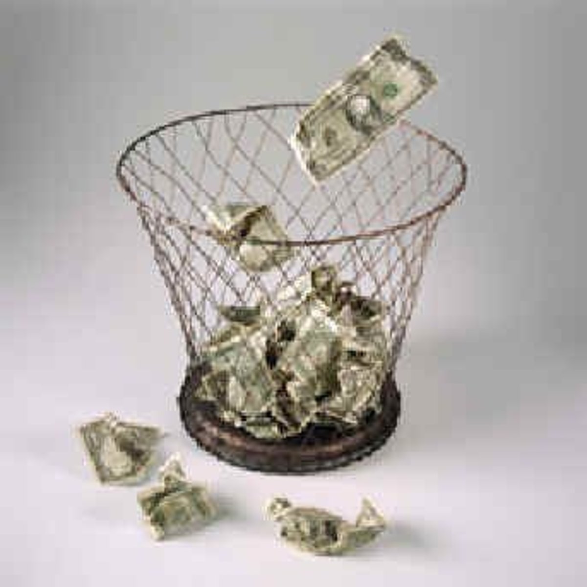 <p>lãng phí, vô ích (danh từ bỏ [な]: sự lãng phí)</p>