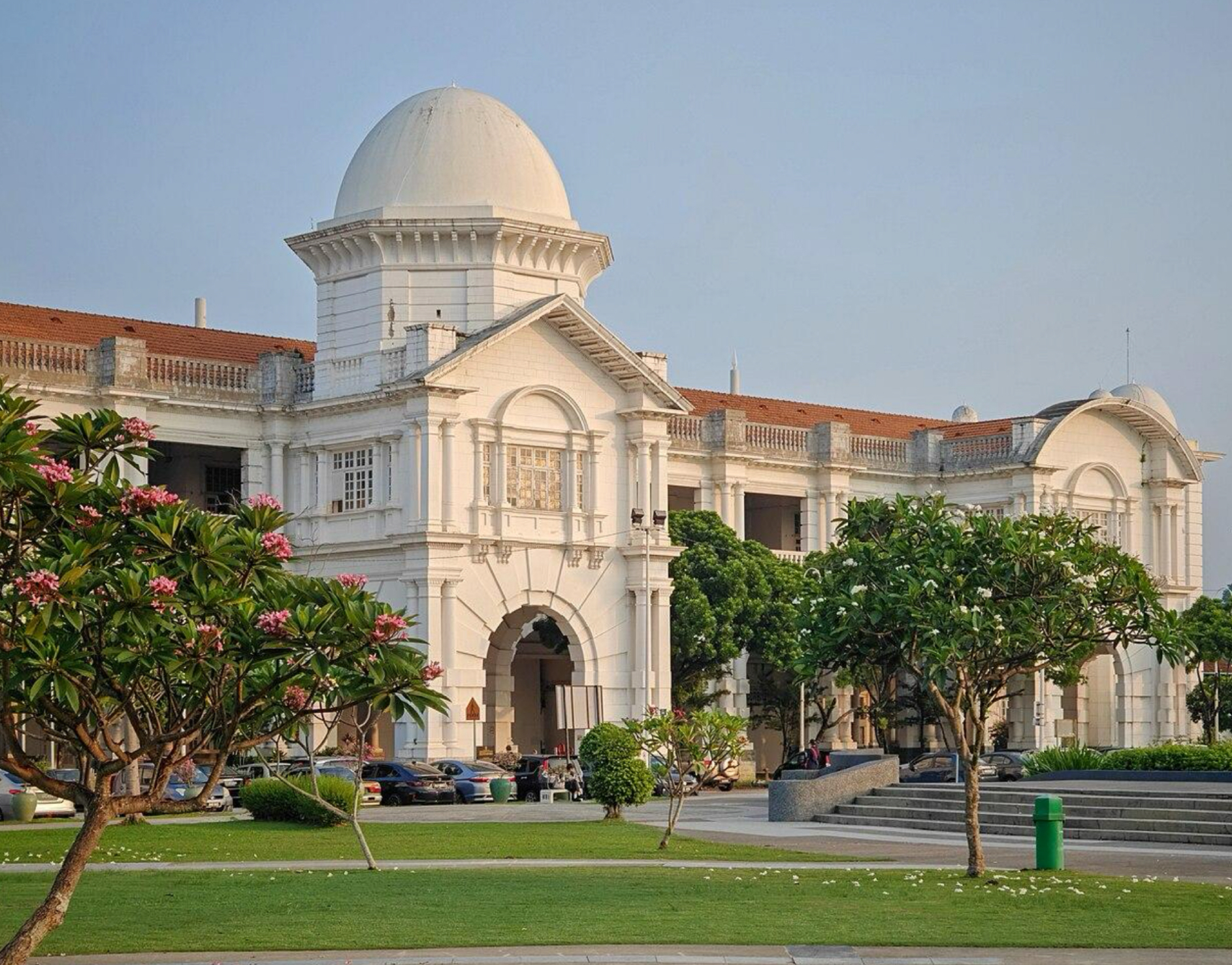 <ul><li><p><span>Architect: A.B. Hubback.</span></p></li></ul><ul><li><p><span>Details: Edwardian<br>Baroque with central dome and colonnades.</span></p></li><li><p><span>Significance: Nicknamed the "Taj Mahal of Ipoh," tied to tin-mining prosperity.</span></p></li></ul><p></p>