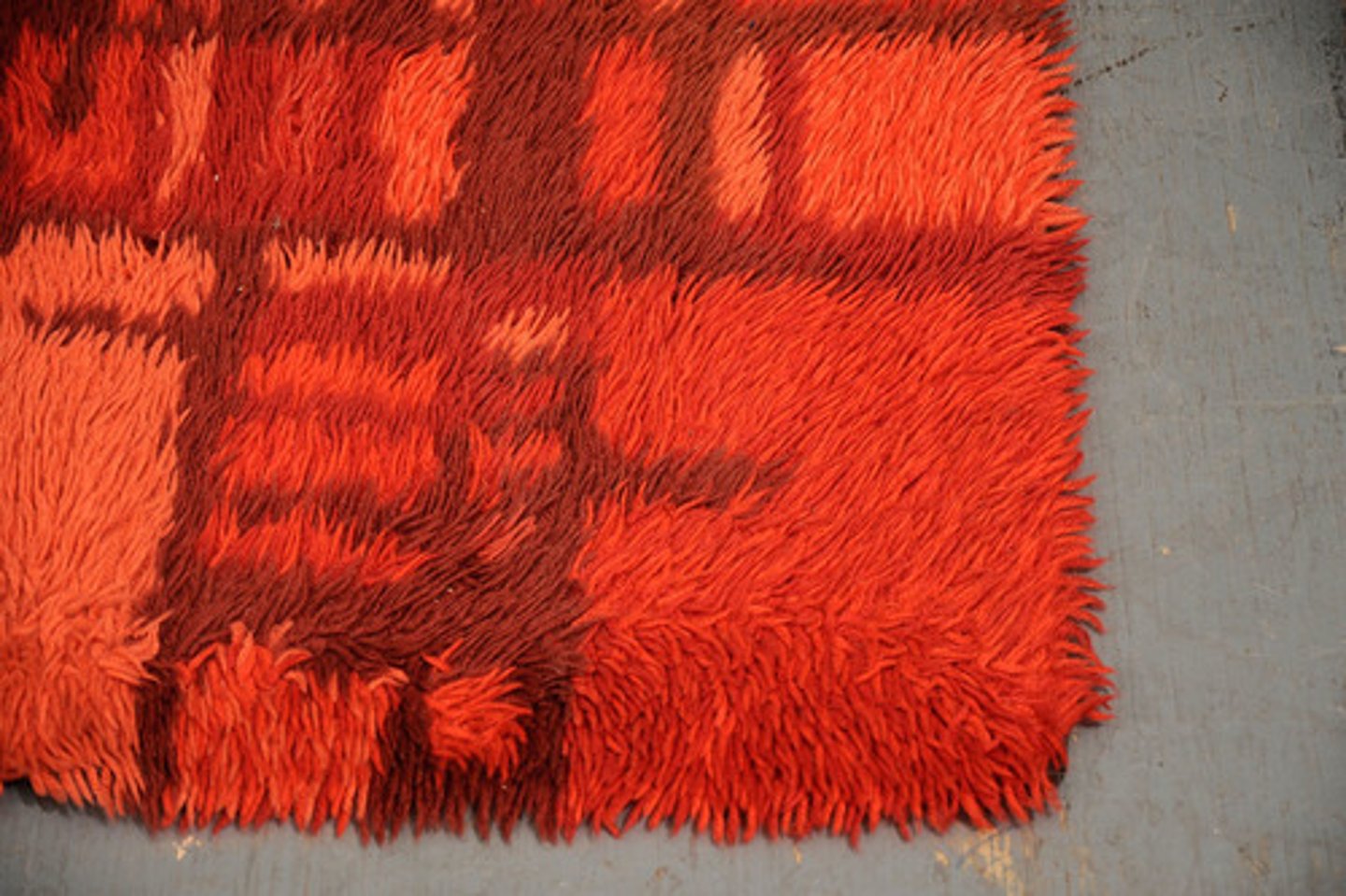 <p>Scandinavian rugs of hand-knotted shaggy weave with alternating short and long pile. In abstract or contemporary peasant designs.</p>