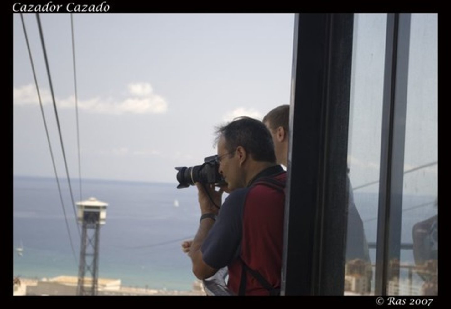 <p>un hombre que saca fotos profesionalmente</p><p>(male photographer)</p>