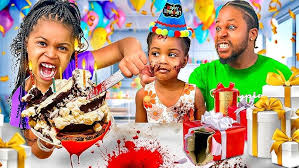 <p> vine</p><p>Él vino a su fiesta de cumpleaños sorpresa, pero se arruinó</p>