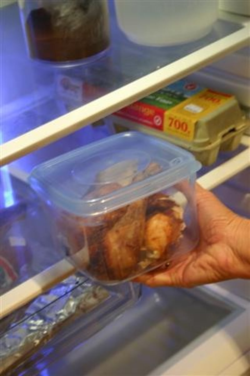 <p>Quedar algo sin usarse o sin consumirse.</p>