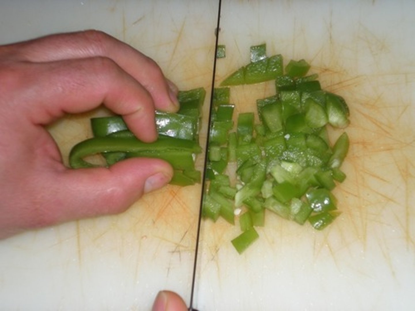<p>to chop</p>