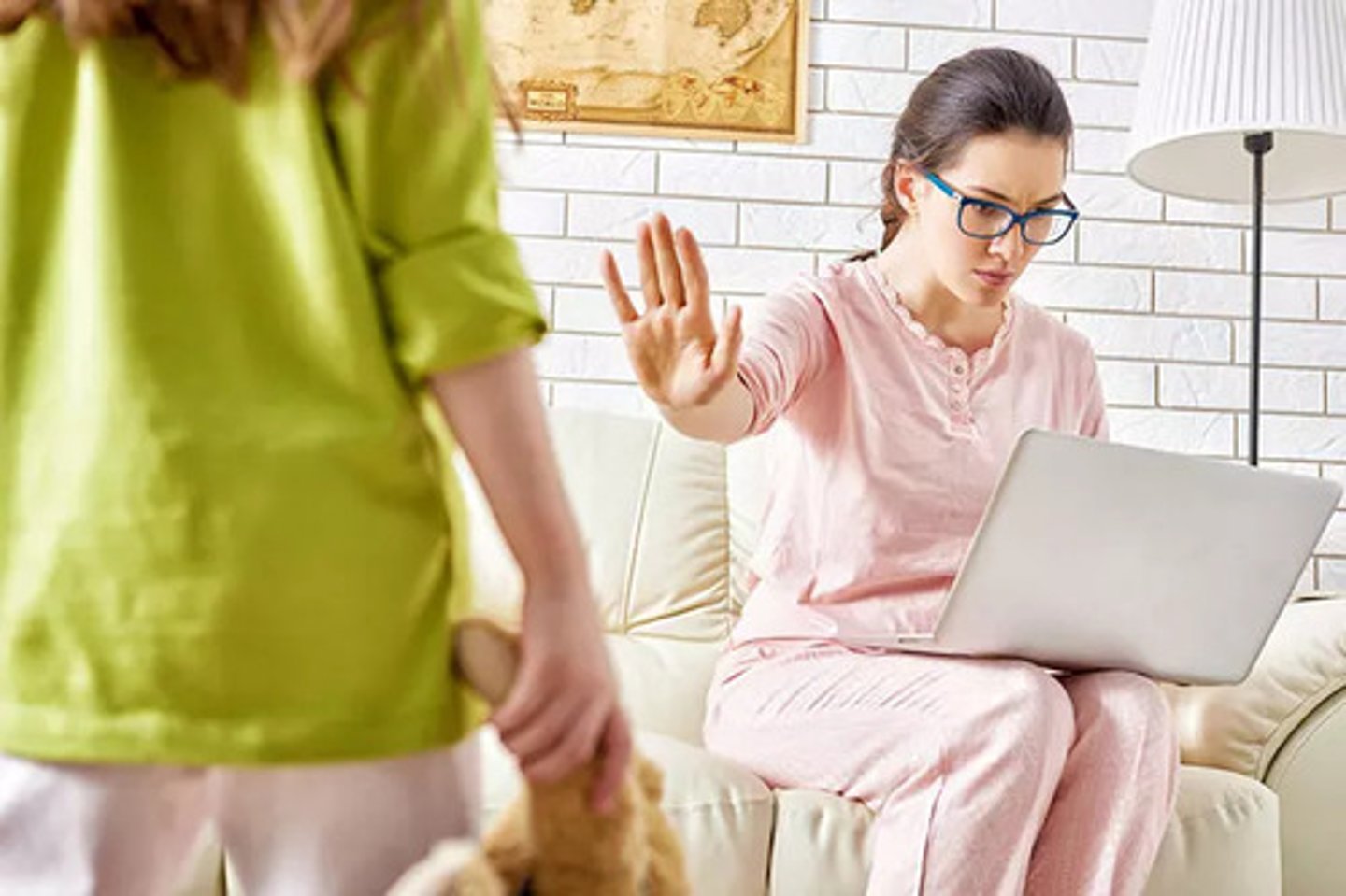 <p>thiếu sự giám sát/ quan tâm của bố mẹ</p>