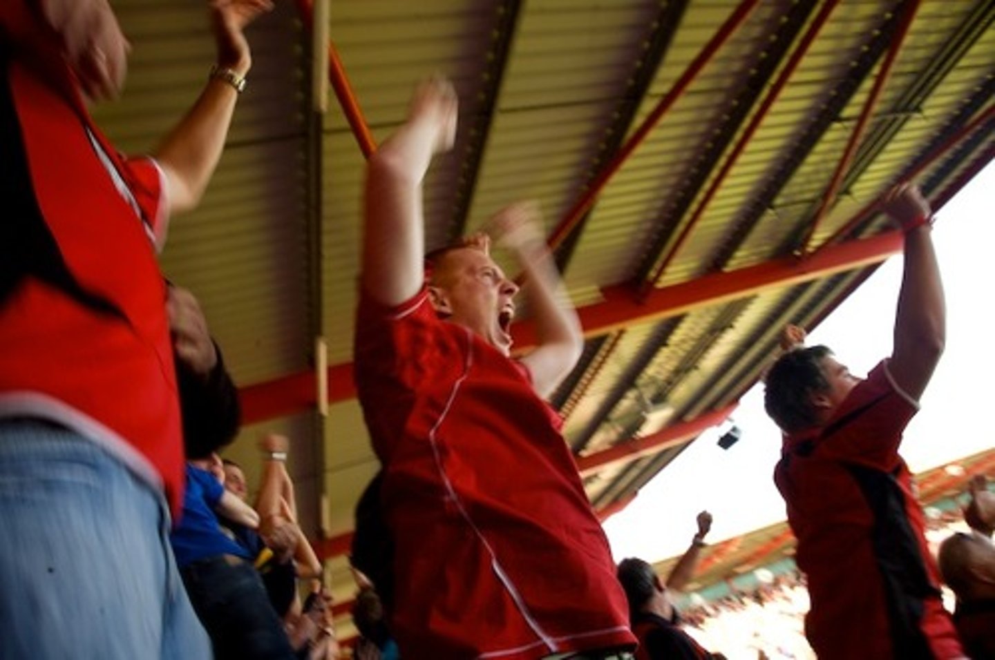 <p>божеволіти через</p>