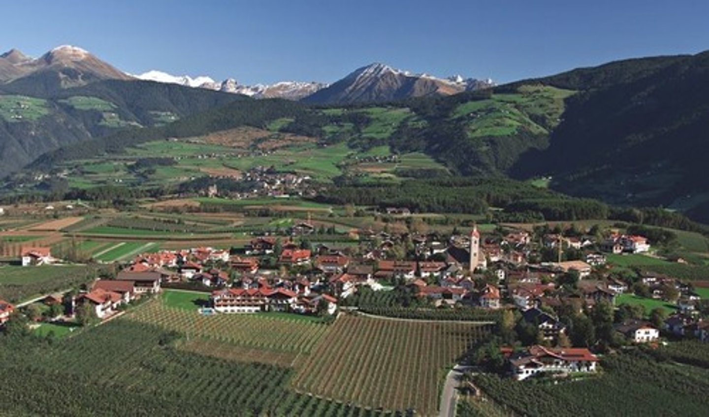 <p>(n) an area similar to a suburb, but unconnected to any central city or densely populated area</p>