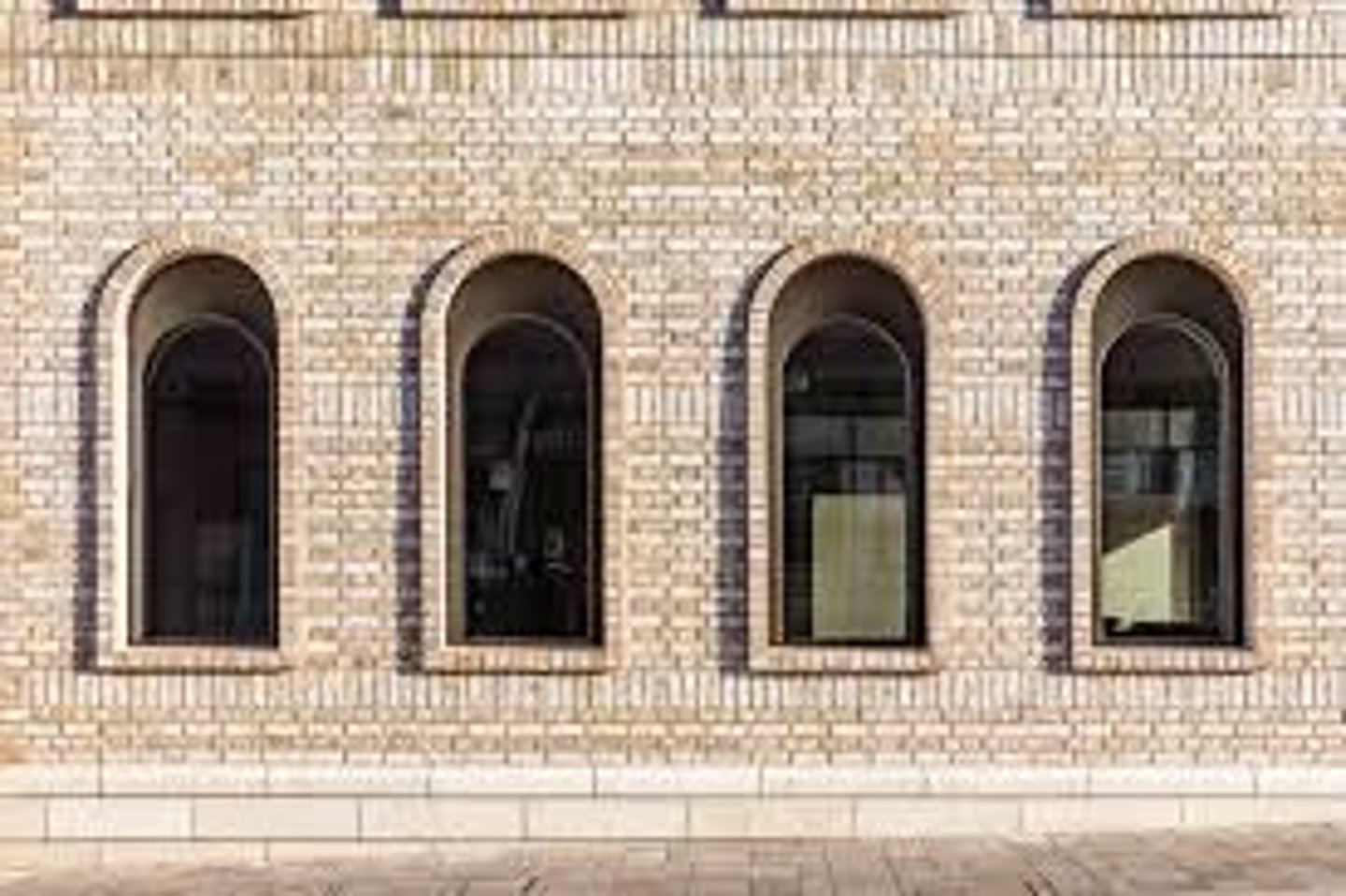 <p>kiểu mẫu diễn ra thường xuyên, đều đặn</p>