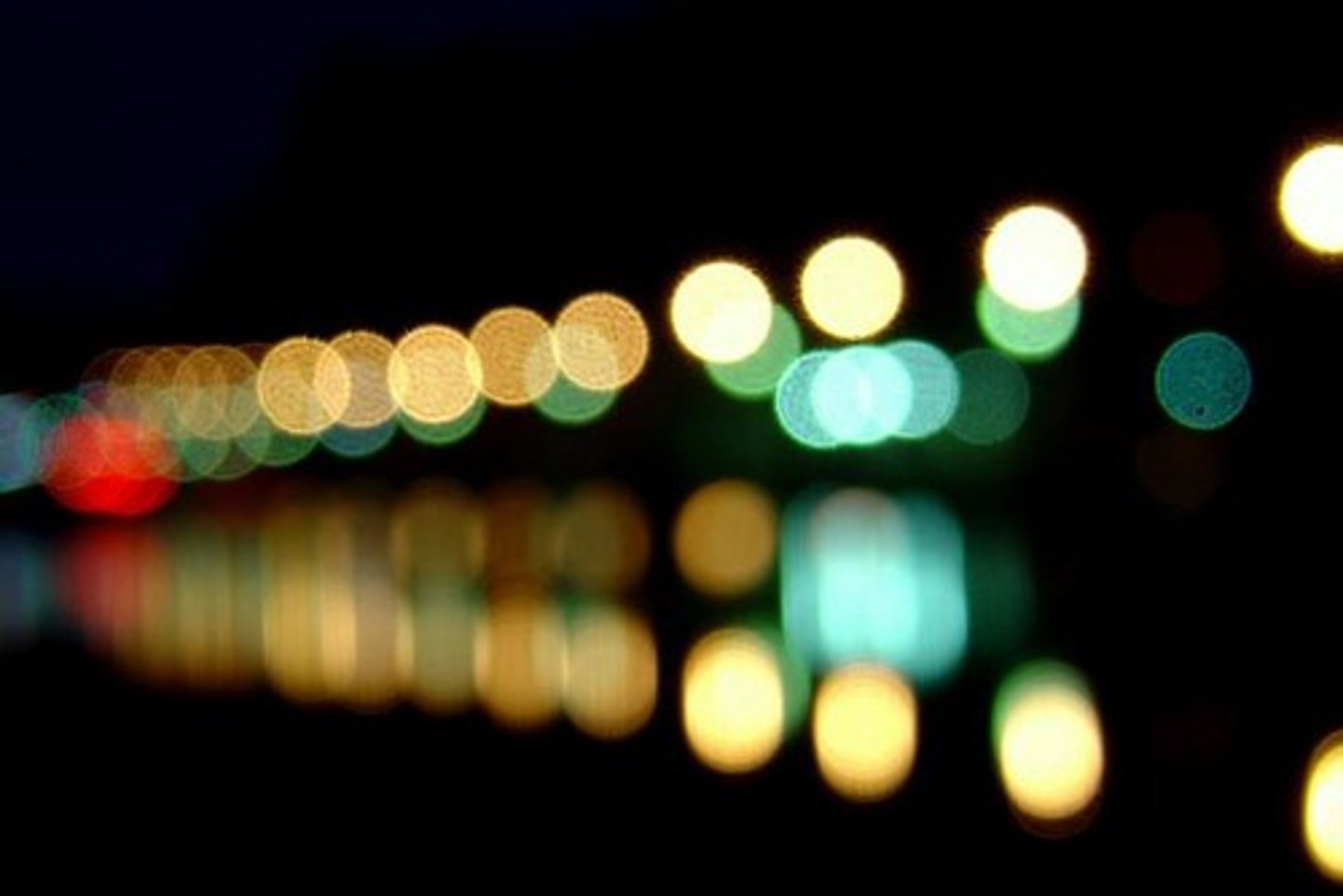 <p>một ký ức xa xăm, nhạt nhòa</p><p>ex: In our hyper-connected digital age, the era of handwritten letters and long-distance landline calls feels like a ...</p>