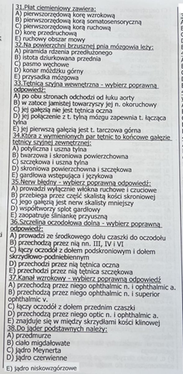 <p>38</p><p>Do jąder podstawnych (inaczej jąder podkorowych) zaliczamy następujące jądra:</p><p>🔹 Prążkowie – największy funkcjonalny zespół:</p><p>Jądro ogoniaste</p><p>Skorupa</p><p>(uwaga: prążkowie to struktura funkcjonalna – nie anatomiczna)</p><p>🔹 Gałka blada</p><p>Część boczna (zewnętrzna)</p><p>Część przyśrodkowa (wewnętrzna)</p><p>(gałka blada razem ze skorupą tworzy tzw. jądro soczewkowate)</p><p>🔹 Jądro niskowzgórzowe (w obrębie niskowzgórza, ale funkcjonalnie należy do jąder podstawnych)</p><p>🔹 Istota czarna</p><p>Część zbita (neurony dopaminergiczne)</p><p>Część siatkowata</p><p>🔹 (opcjonalnie w ujęciu funkcjonalnym) Jądro niskie pola przedpokrywkowego – mniej istotne klinicznie, ale czasem uwzględniane</p>