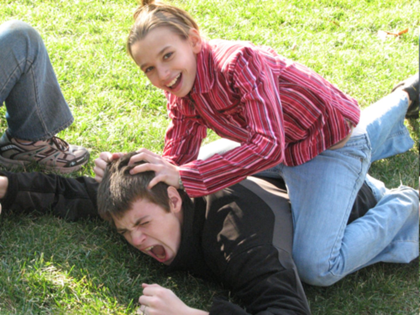 <p>to get along well/bad/terribly</p>