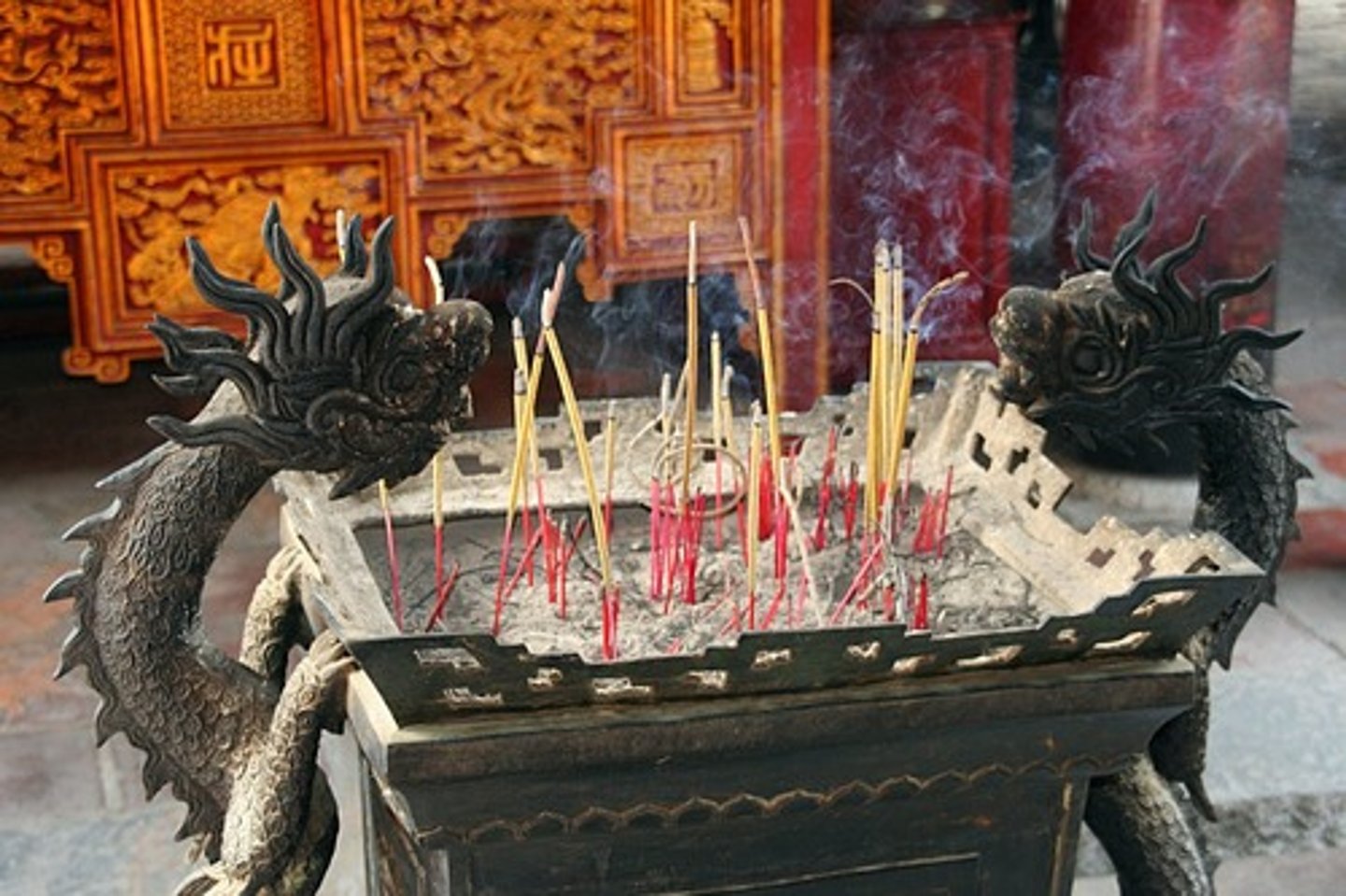<p>n • /ˈɪnsens/ • A substance that produces a fragrant smoke when burned, often used in religious ceremonies. • Nhang, hương • "They lit incense to honor their ancestors."</p>