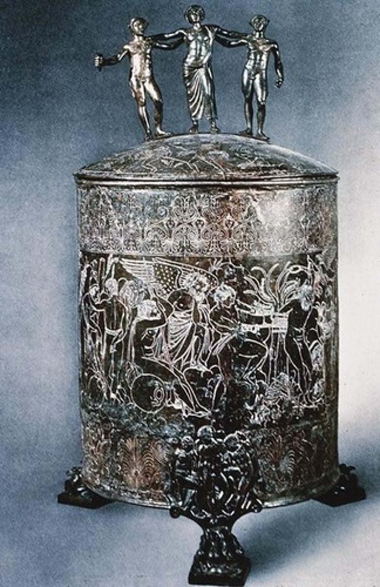 <p>cista - válcová nádoba s víčkem<br>zdobená rytinami<br>zpravidla s uchy v podobě figurek<br>schránka na kosmetiku, šperky<br>asi 100 kusů nálezů v celé oblasti<br>Středomoří z doby Etrusků</p>
