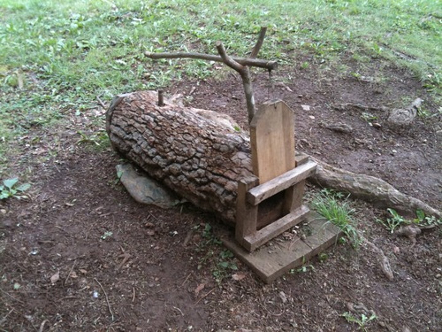 <p>to trap, to catch</p>