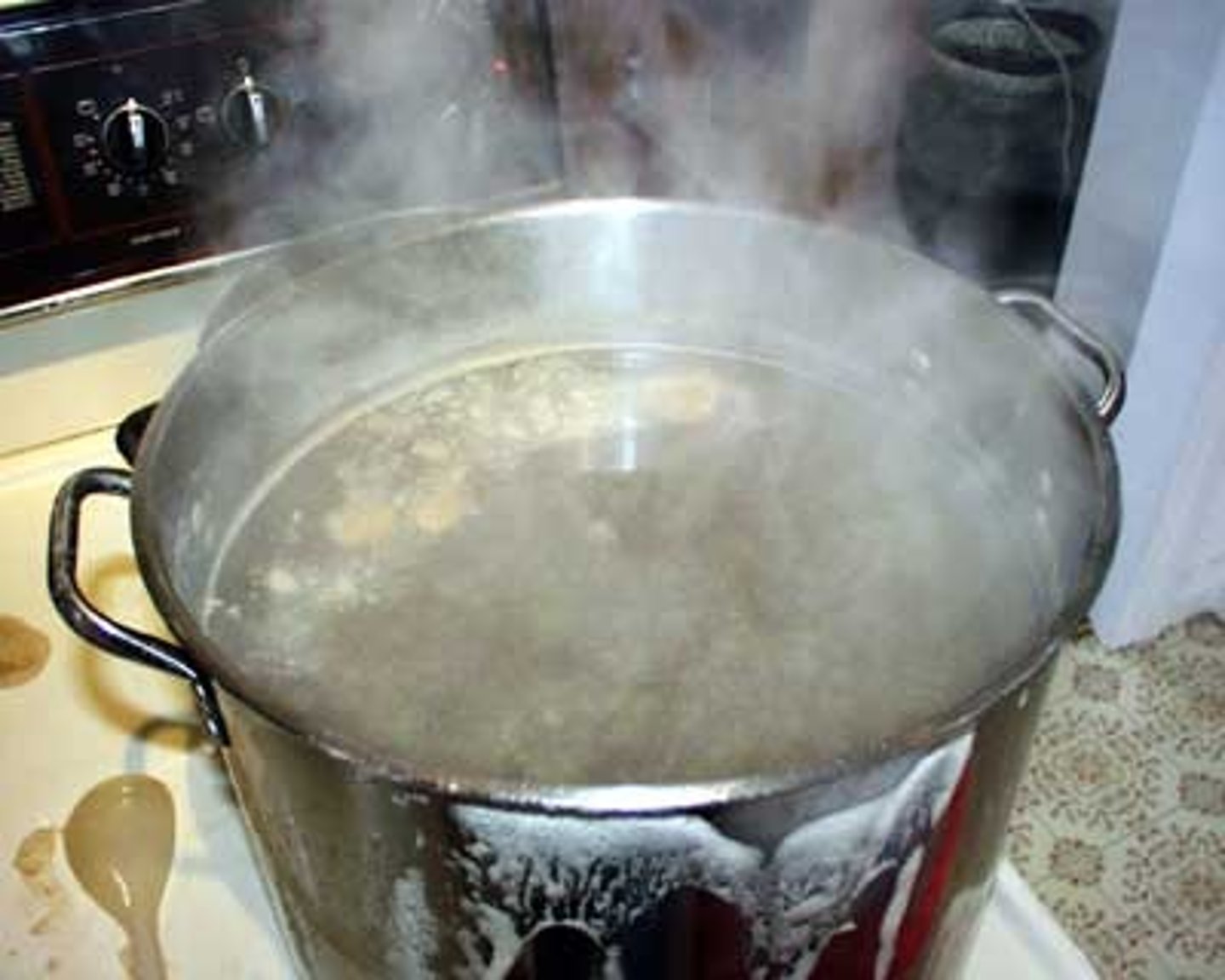 <p>sôi, rất nóng<br>boiling water</p>