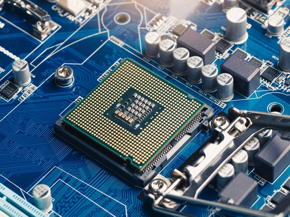 <p>What is this component? Versions for Intel and AMD. Uses multithreading to do multiple tasks at once, multiprocessing to have multiple processors to get even more done, and multicore to get extra stuff done even without multiple slots on a motherboard.</p>
