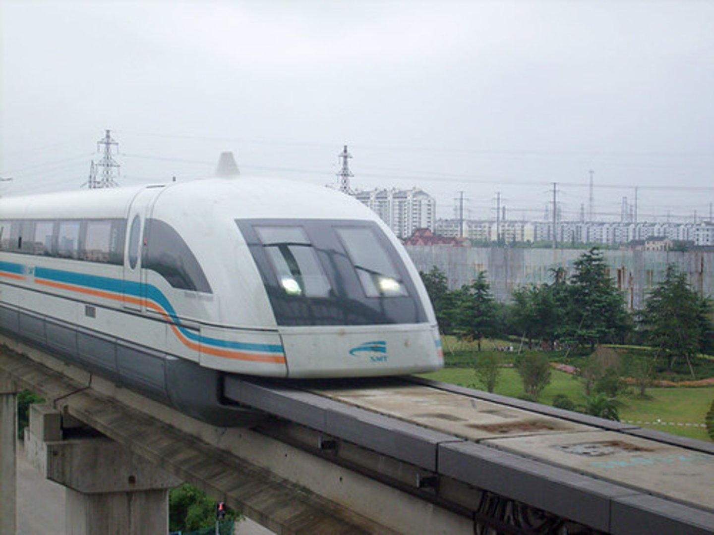 <p>(n): tàu đệm từ</p>