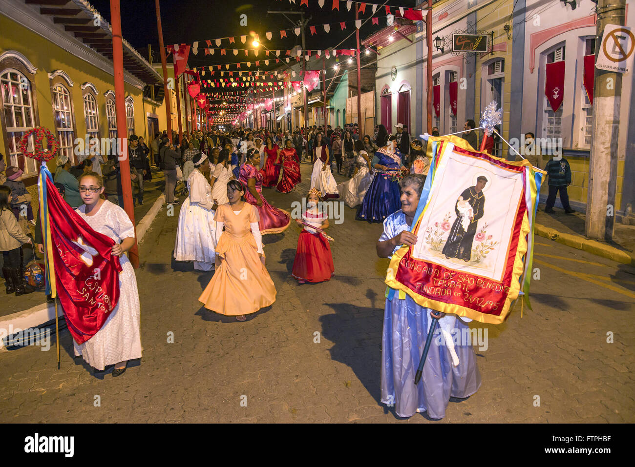 <p>afro-brazilian cultural celebration of the King of Kongo & Our Lady of the Rosary through dance, music, & processions</p><ul><li><p>combines African & Roman Catholic traditions</p></li><li><p>practiced by slaves under brazilian enslavement</p></li></ul><p></p>