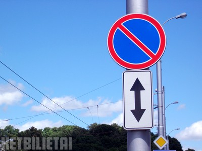 <p>Is it allowed to park in the validity zone of this road sign?</p>