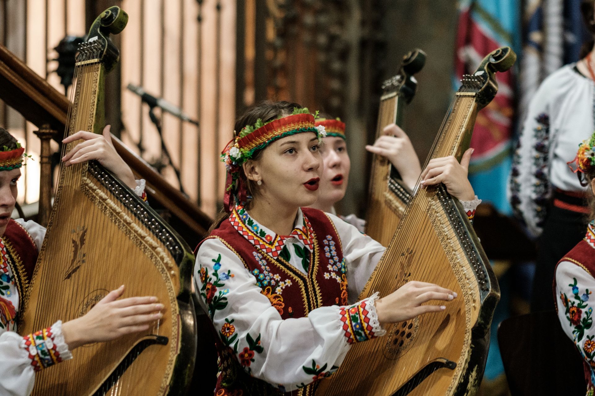 <p>Music that originates in traditional popular culture or that is written in such a style.</p>