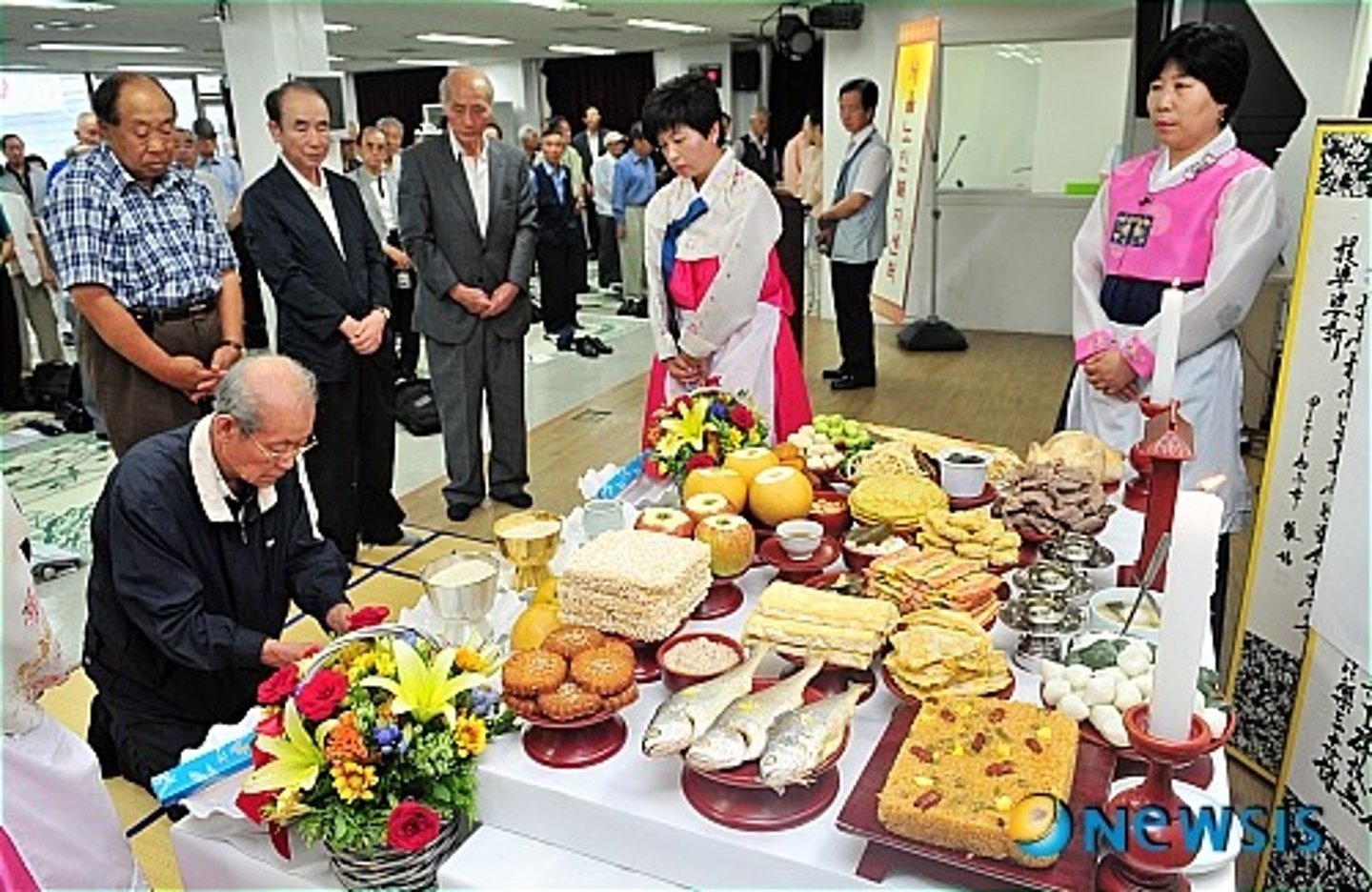 <p>cúng tổ tiên</p>