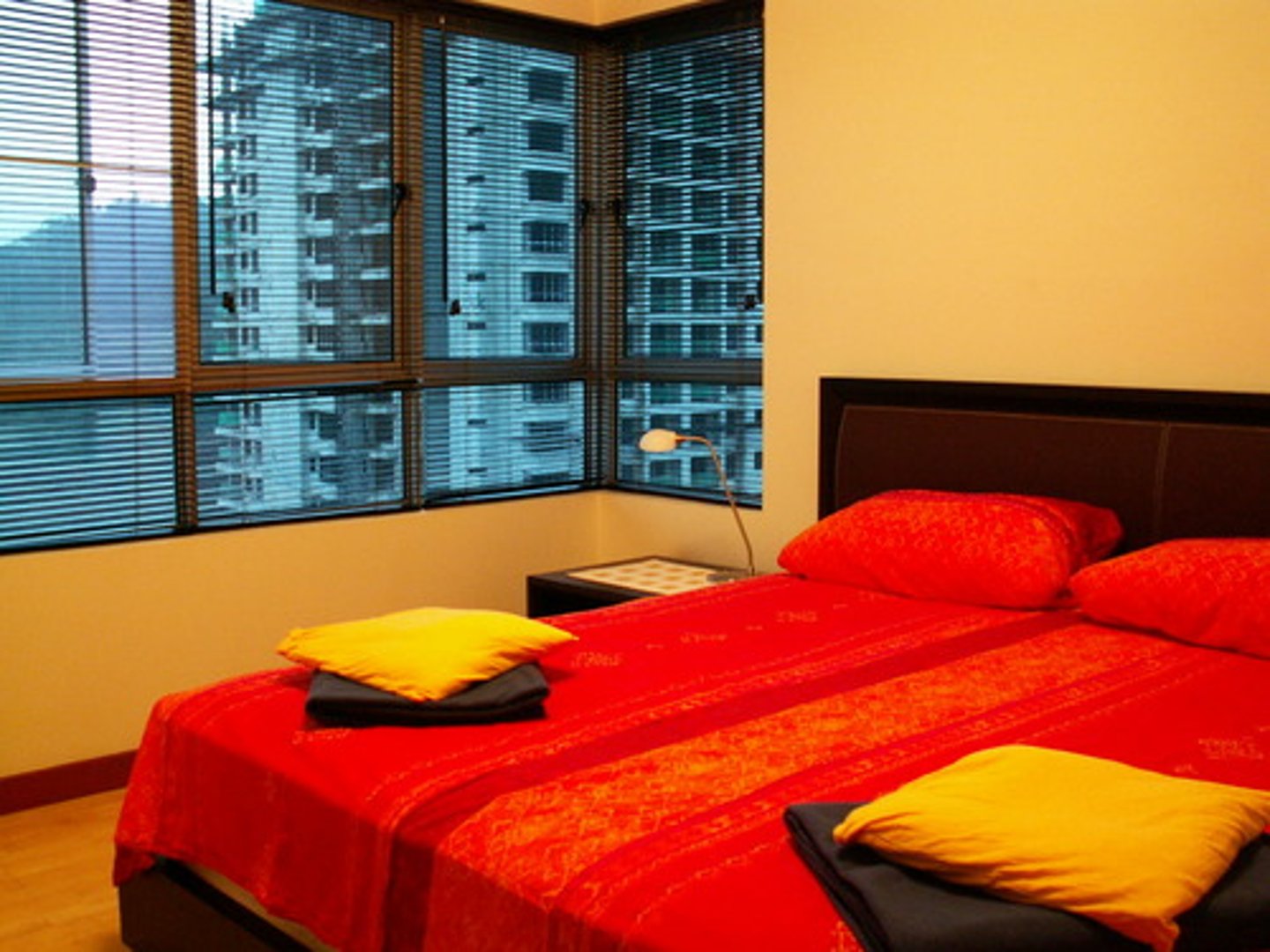 <p>room, bedroom</p>