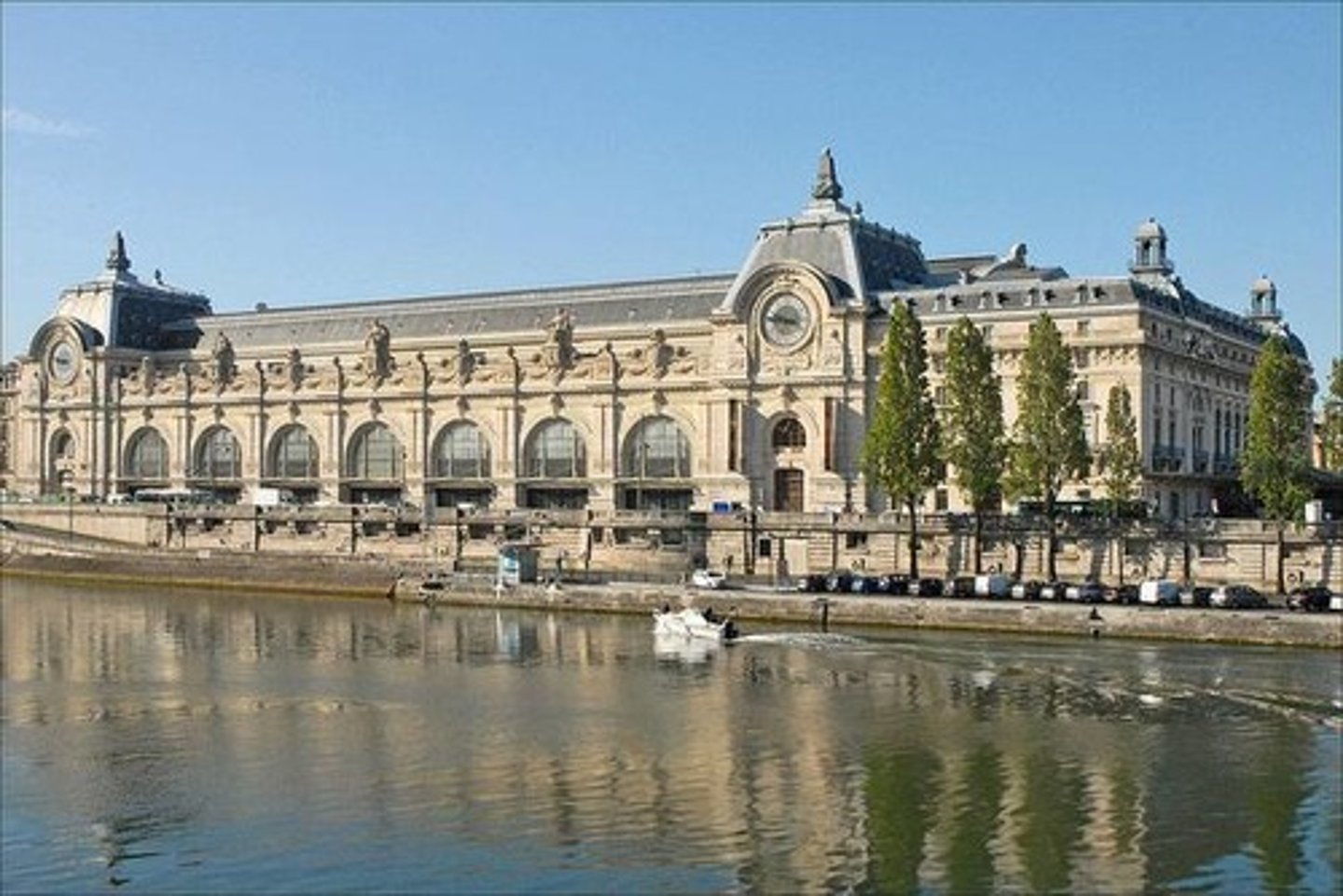<p>Ce bâtiment a été une gare, mais aujourd'hui, on peut trouver l'art impressionniste dans le musée</p>