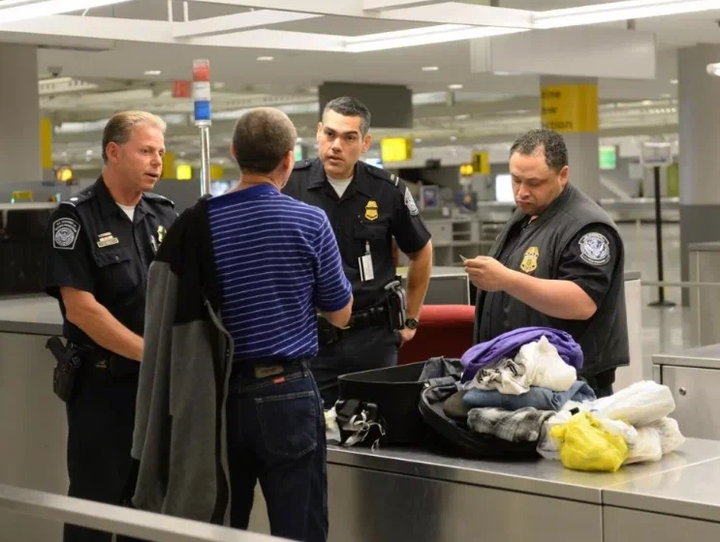 <p>таможня</p>