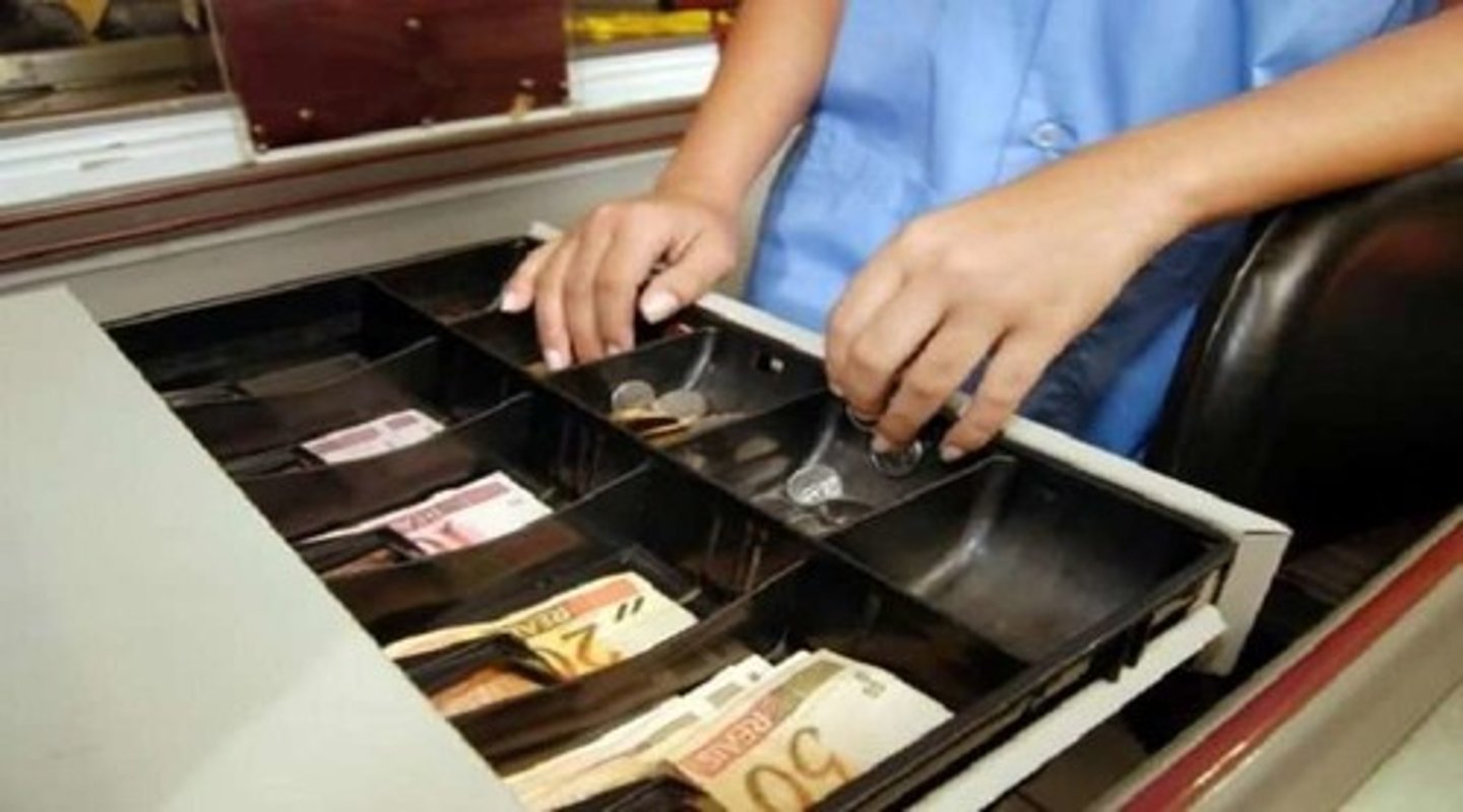 <p>to steal money from the place where you work (thụt két, biển thủ công quỹ)</p><p>~ embezzle</p>