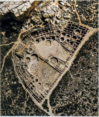 <p><strong>Description</strong>: </p><ul><li><p>Apart of a <strong>large apartment compound </strong>with large rooms made of horizontal sandstone blocks from nearby cliffs and floor beams made of wood from many trees.</p></li><li><p>The “<strong>Great kiva</strong>” was a building oriented to the sky (<strong>astronomical </strong>and spiritual purposes, <strong>sun </strong>important) using cardinal directions and was used for <strong>ritual ceremonies</strong> with ritual performers in the center. Holes signified humans crawling out of the underworld, birthed into the world</p></li><li><p><strong>Farmers harvested </strong>corn, beans, and squash from arid land, depending on seasonal changes <strong>connection to spiritual world for rain</strong></p></li></ul><p>(Southwest)</p>