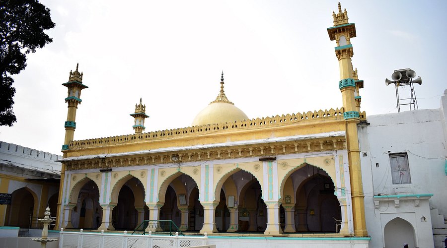 <p><span>17th century emperor Aurangzeb’s grave is India’s flashpoint</span></p>