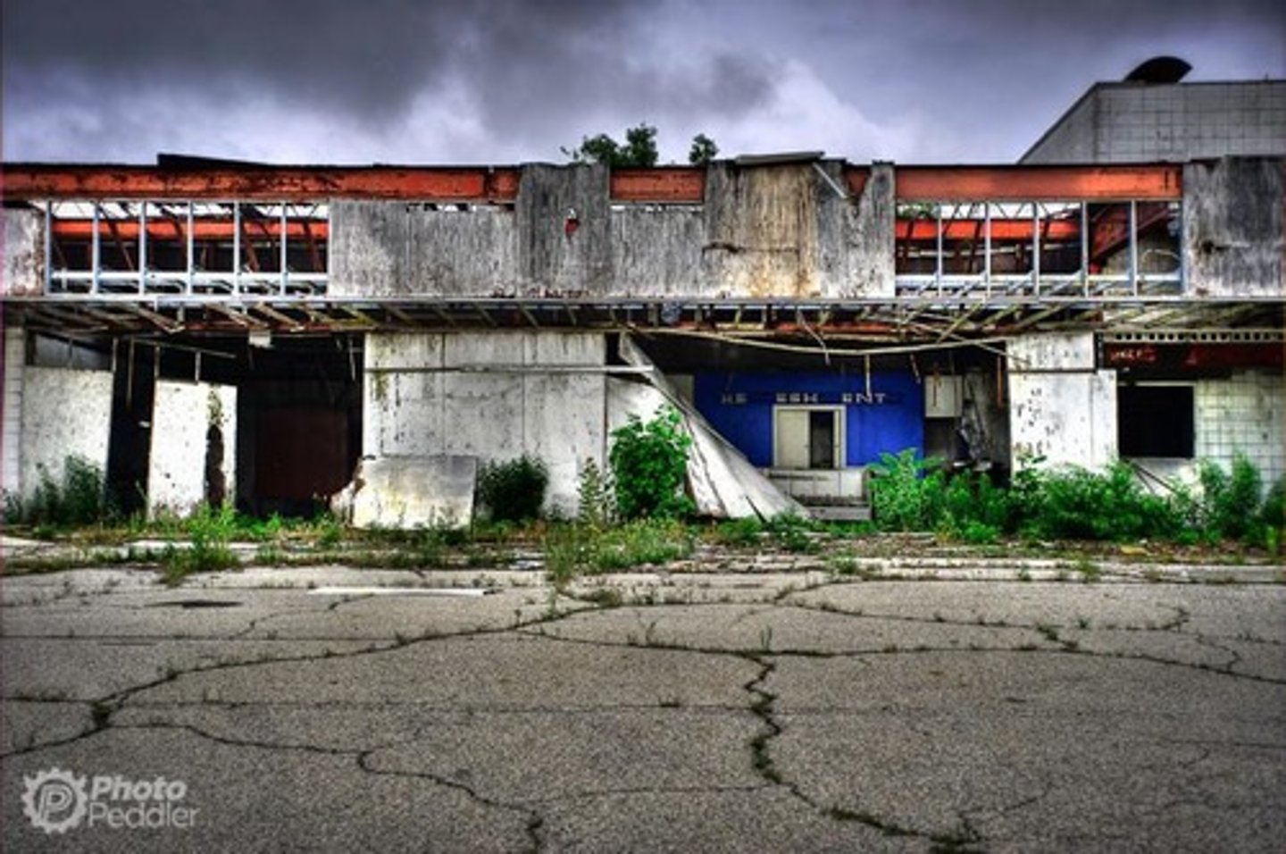 <p>1. unfavorable, unfriendly<br>2. not suitable, uninhabitable<br>불친절한<br>살기에 부적당한</p>
