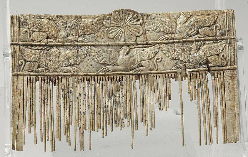 <p>Comb with rosettes and sphinxes </p>
