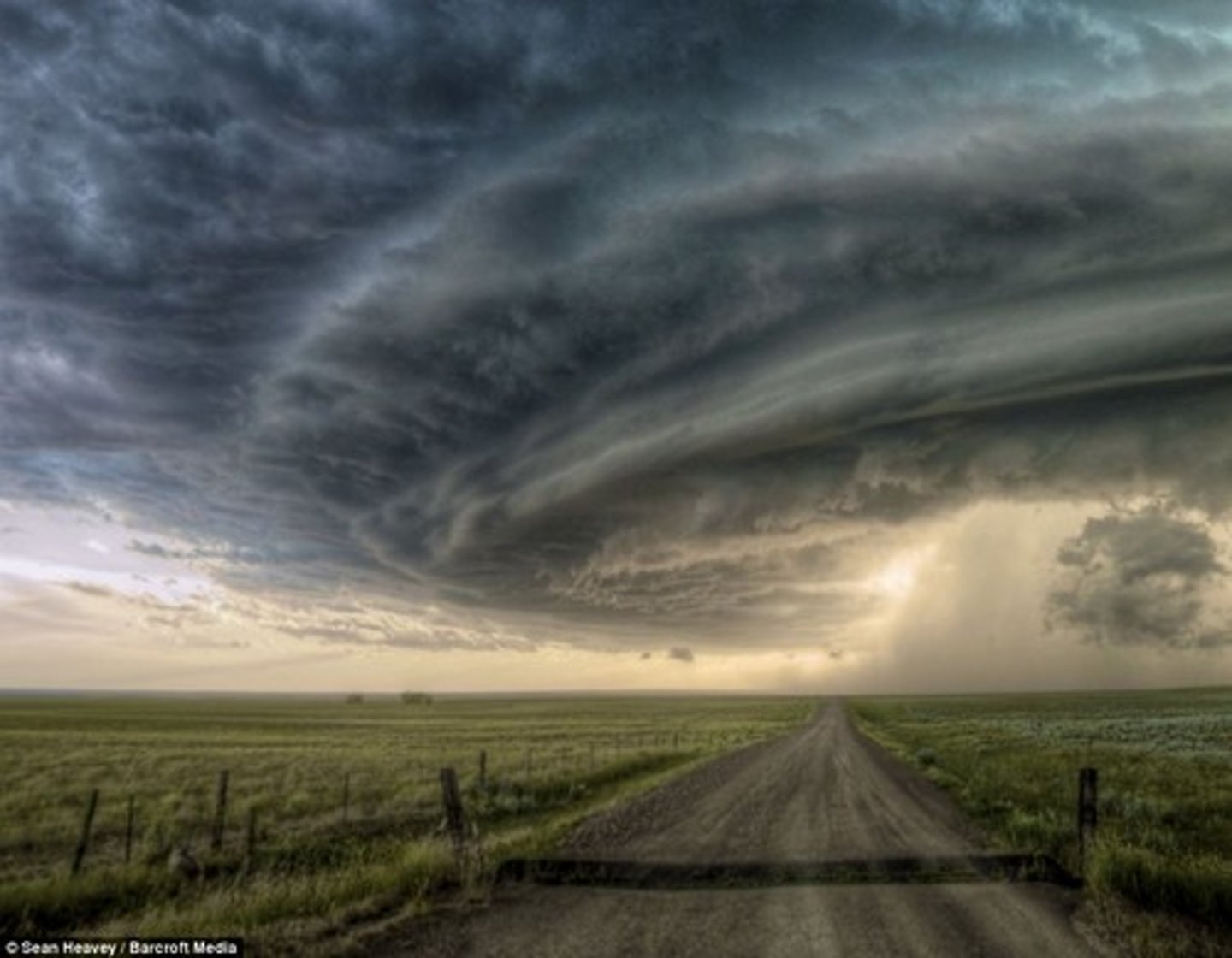 <p>violent thunderstorms that can spawn tornadoes</p>