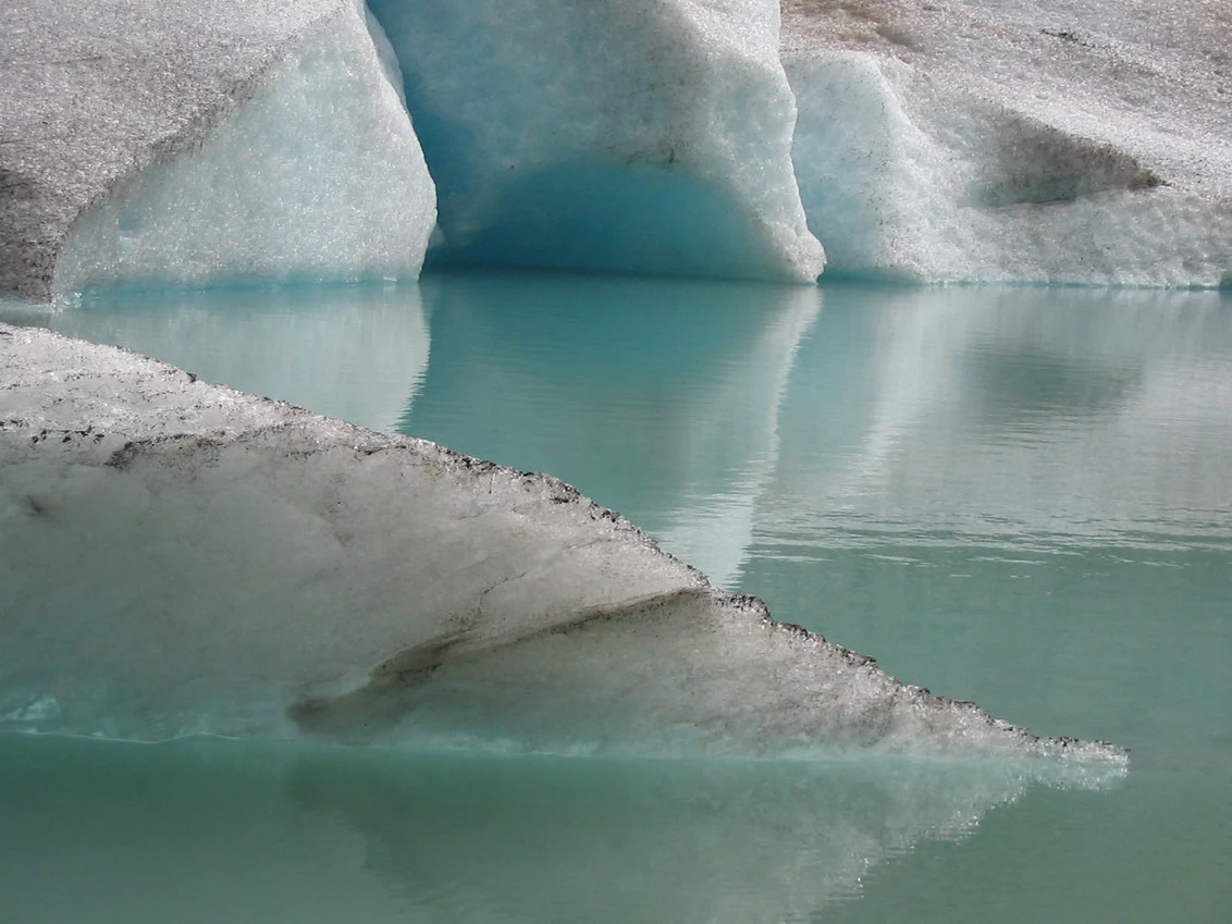 sommige ijskappen hebben lange tongen die reiken tot aan zee