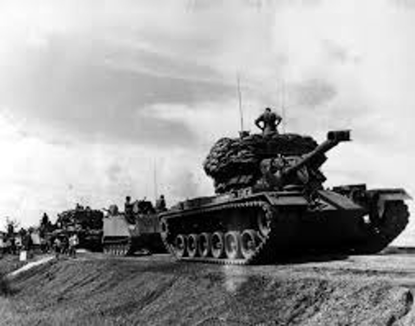 <p>un conflicto entre dos o más países y el ejército de un país use violencia</p>