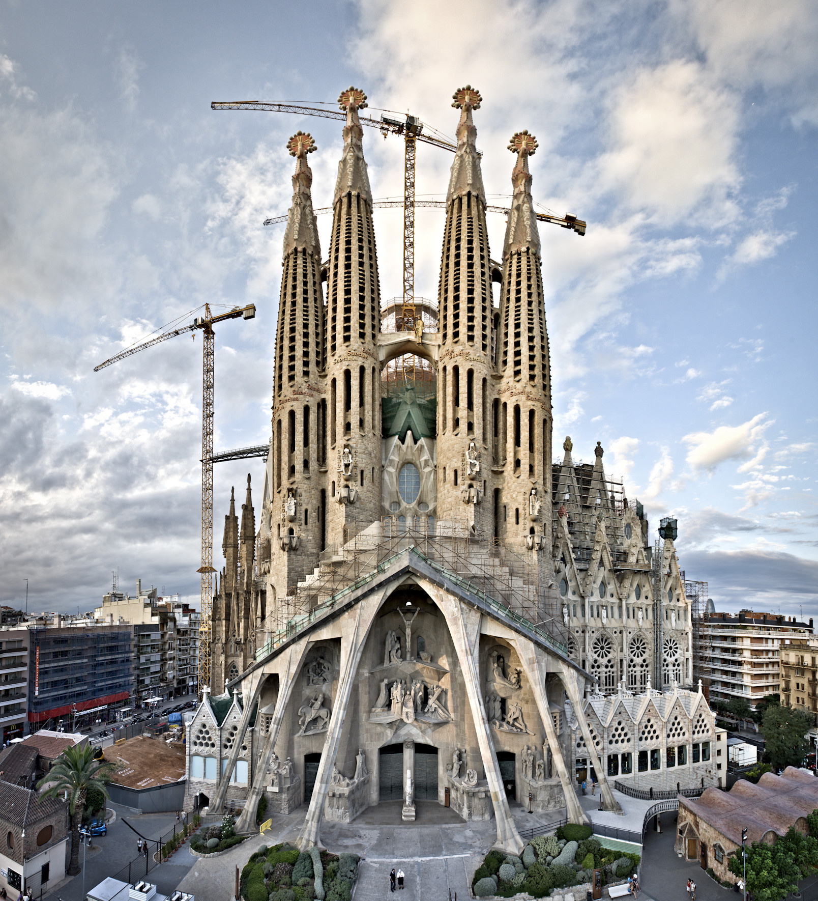 <p>Antoni Gaudi</p>