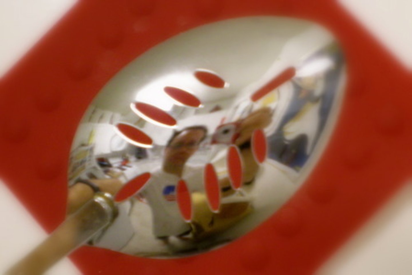 <p>lọc, chắt (The liquid is strained to remove solids.)</p>