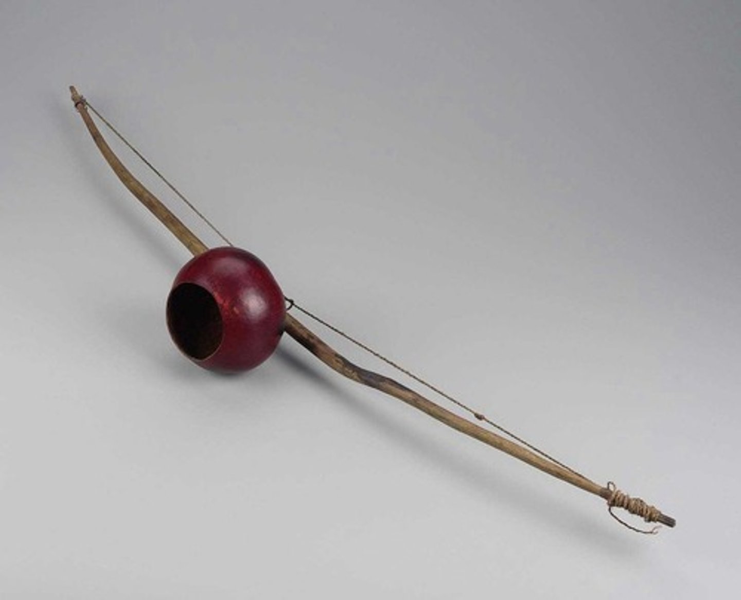 <p>is a form of the mouth bow with a calabash resonator attached at its mid-point. In different parts of Africa, this bow is known by other names. In Rwanda, it is known as munahi; in Dahomey, tiepore; and in Madagascar, jejolava.</p>