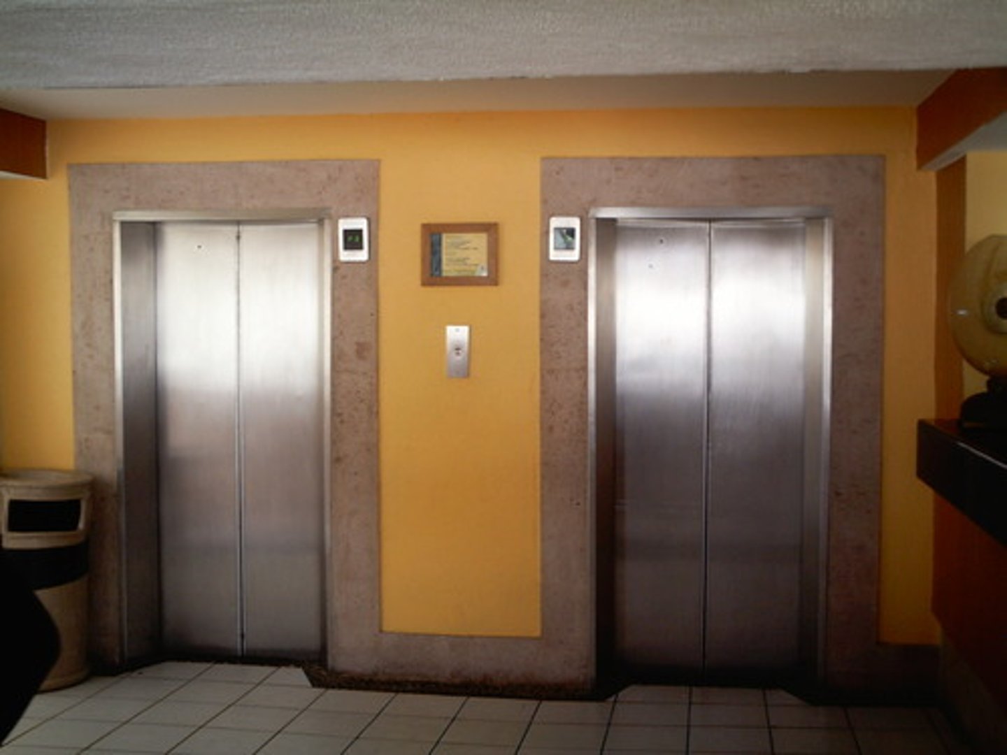 <p>thang máy</p>