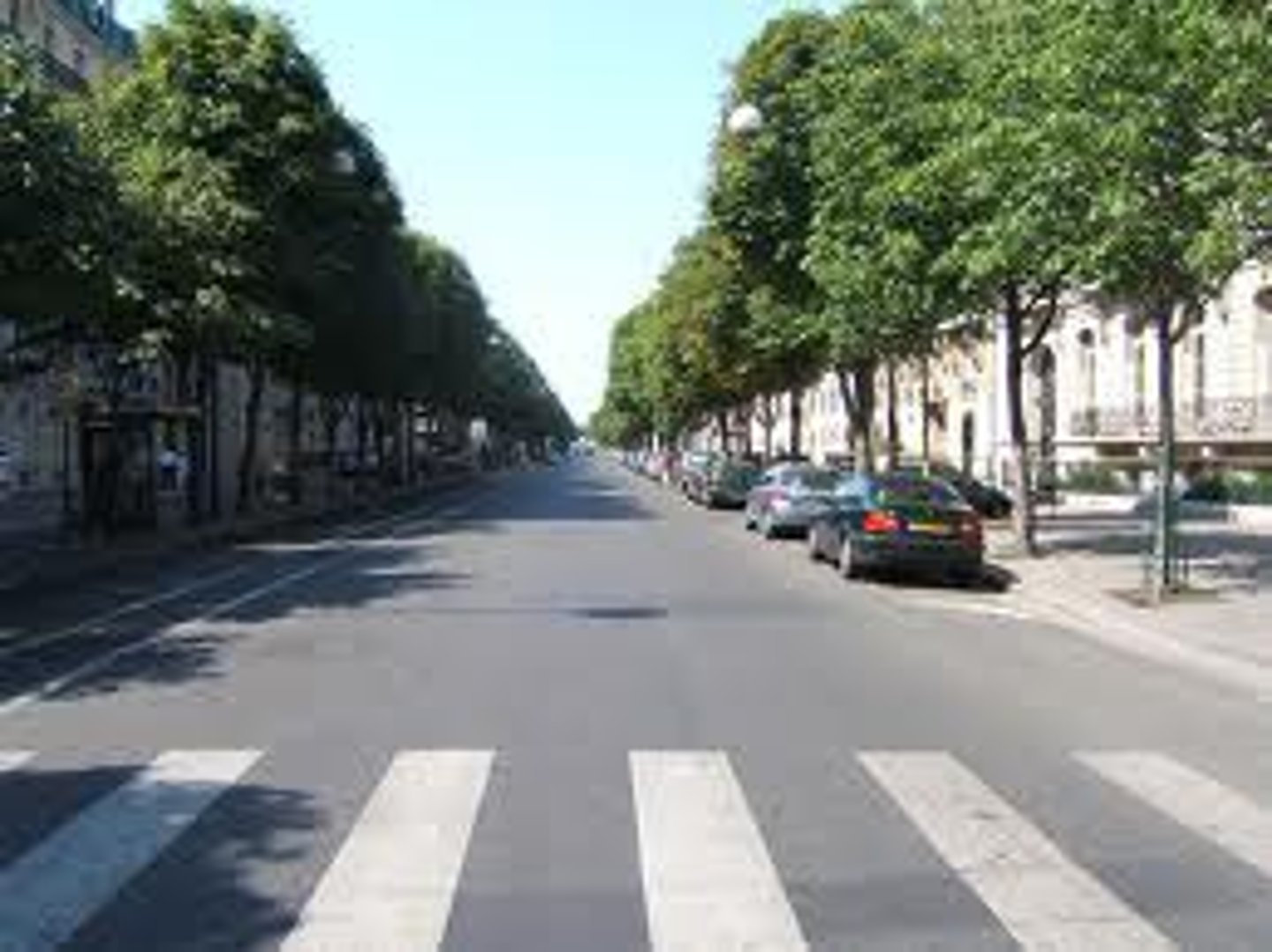 <p>đại lộ, đường lớn</p><p><em>We <span style="text-decoration:underline">strolled</span> along the boulevard.</em></p>