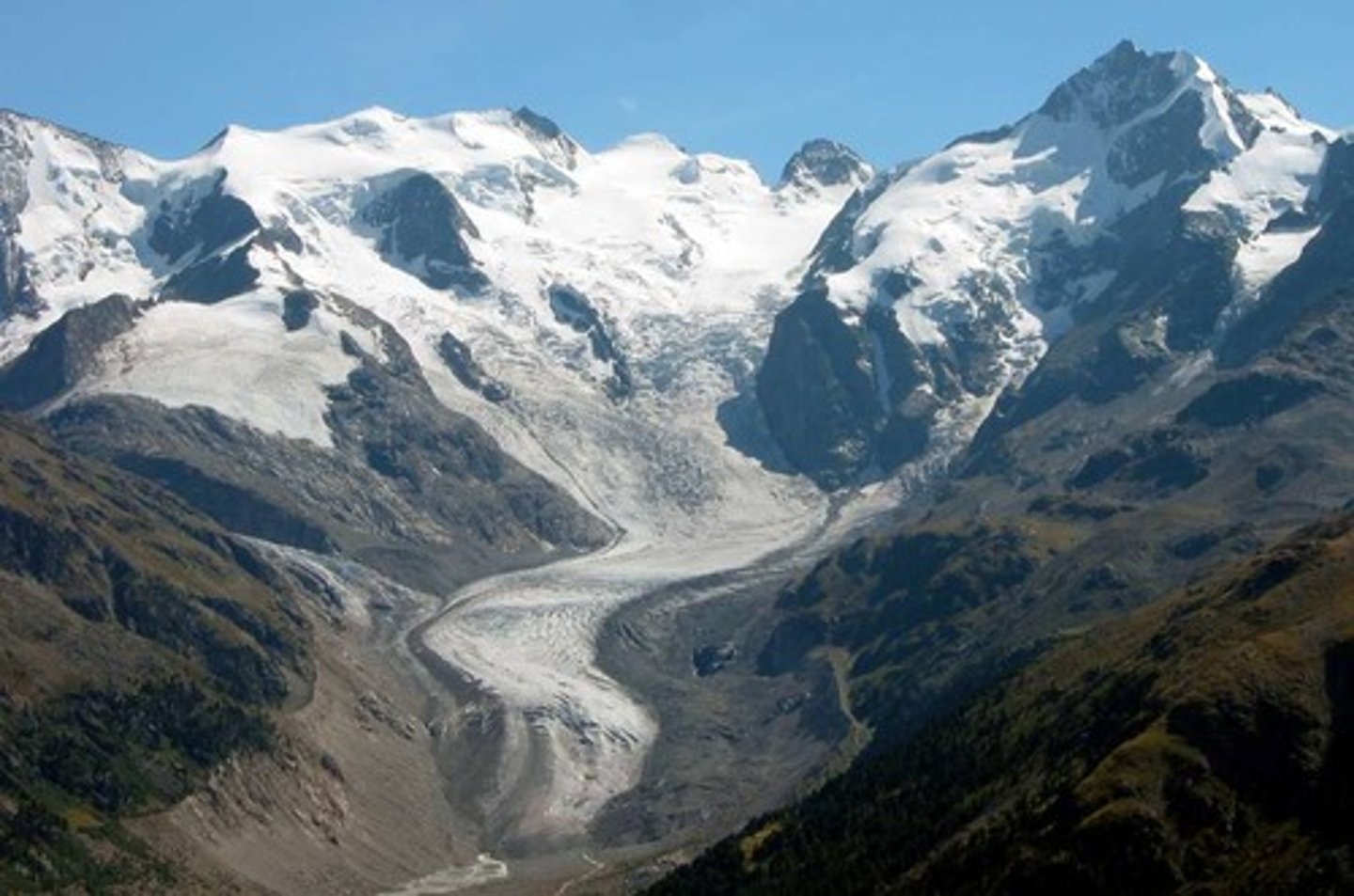 <p>= langzaam bewegend ijs dat onder invloed van de zwaartekracht naar beneden stroomt</p><p>= rivier van ijs dat langzaam door de vallei glijdt</p><p>•Meest zichtbare en indrukwekkende onderdelen van een gletsjer</p><p>•Erosie en transport van materiaal: ijs schraapt het gesteente van de ondergrond en neemt het puin mee</p><p>≠ homogene massa ijs</p>