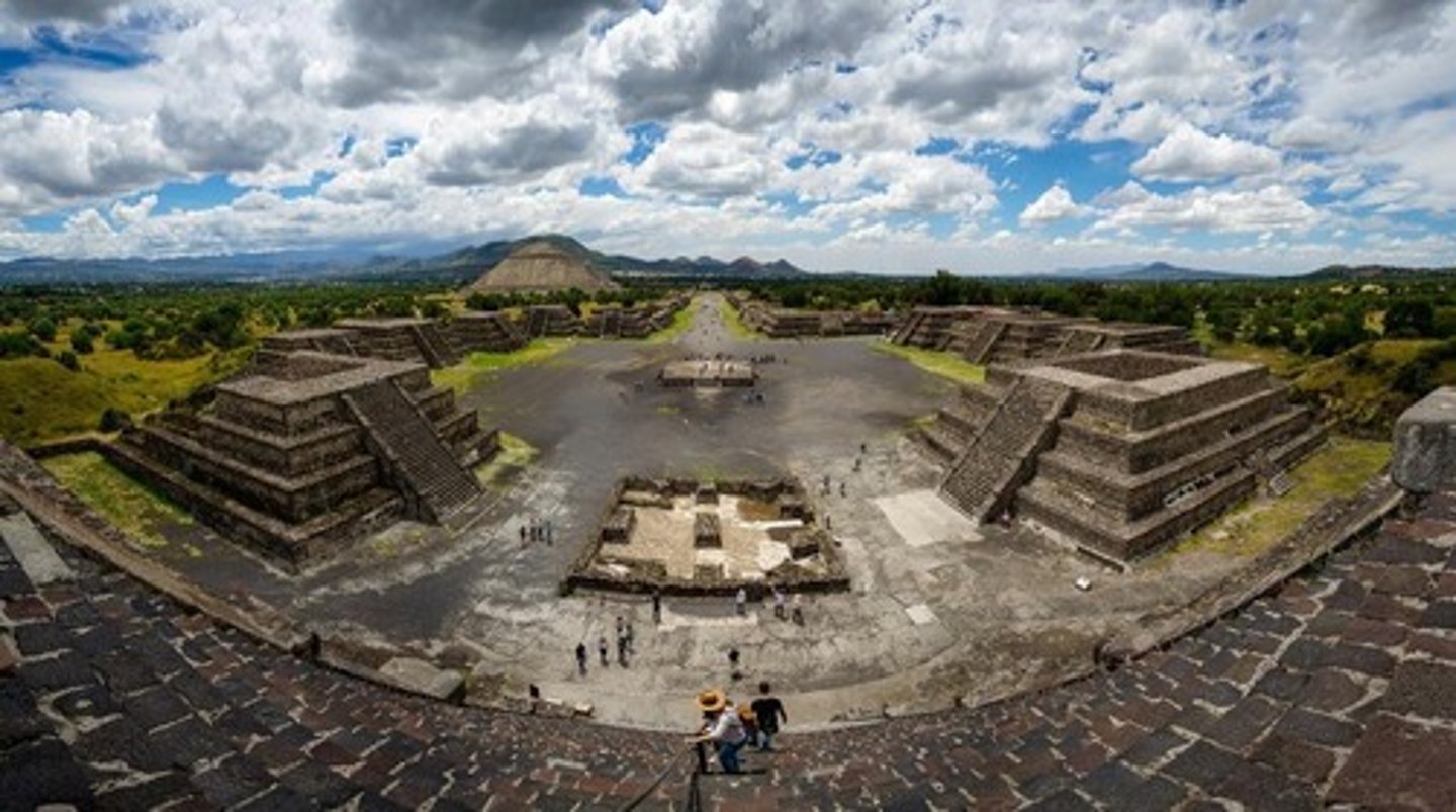 <p>Large pyramids in Teotihuacán, symbolically arranged.</p>