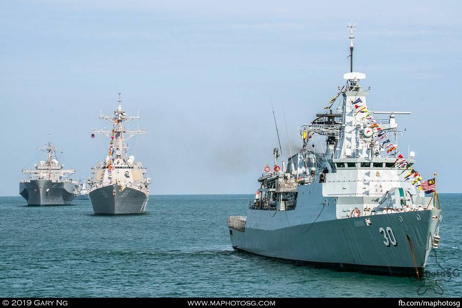 <p>fleet /fliːt/ </p>