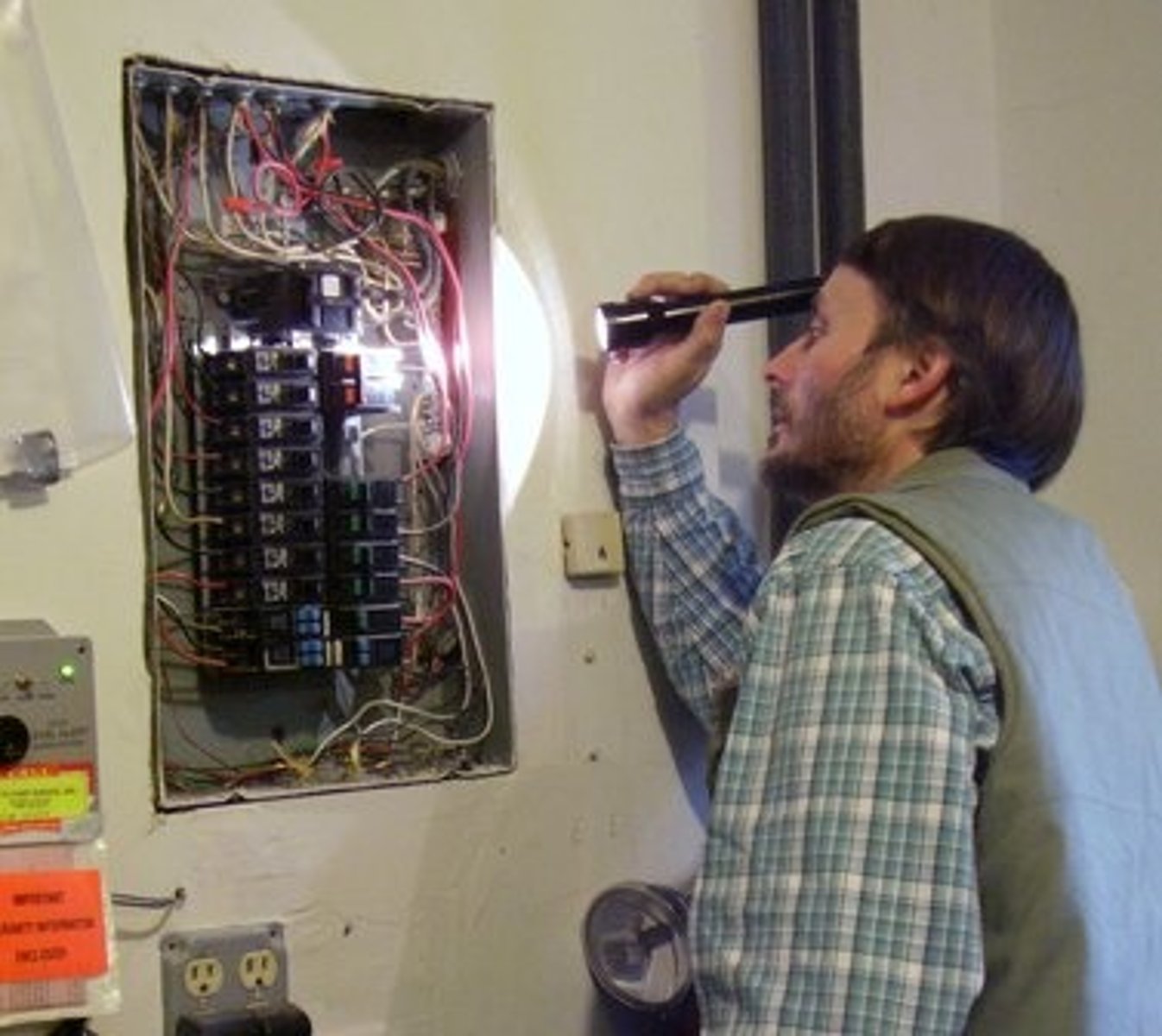 <p>n /ɪnˈspɛkʃən/ kiểm tra</p><p>In response, the government has launched a city-wide inspection of all high-rise renovation projects, scrutinizing construction materials, fire-prevention standards, evacuation routes, and compliance with building codes.</p><p>Theo phản hồi, chính phủ đã khởi động kiểm tra toàn thành phố đối với tất cả các dự án cải tạo cao tầng, kiểm tra vật liệu xây dựng, tiêu chuẩn phòng cháy, đường thoát hiểm và sự tuân thủ với mã xây dựng.</p>